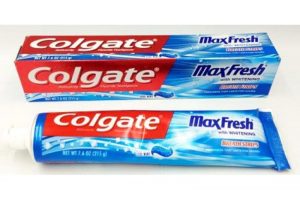 Kem đánh răng Colgate Max Fresh With Whitening tuýp 215 gram từ mỹ