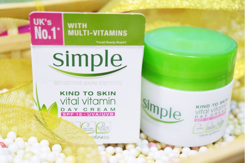 Kem Dưỡng Ngày Simple Kind To Skin Vital Vitamin SPF 15 hủ 50ml từ Anh