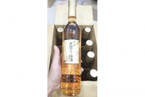 Rượu mơ vẩy vàng Kikkoman chai 500ml từ Nhật Bản